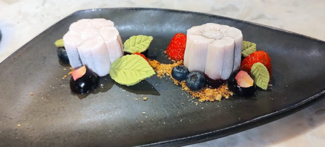 Mochi (releitura do sakura mochi), a sobremesas. | Foto: Anacreon de Téos