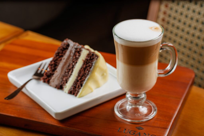 Combo de Fatia de Torta Lugano e Latte tem 20% de desconto durante o Circuito. Foto: Priscilla Fiedler/Divulgação.