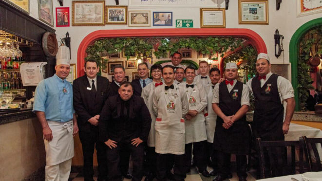 Parte da equipe da Lellis Trattoria: 26 anos da arte de servir bem. Crédito: Converge.