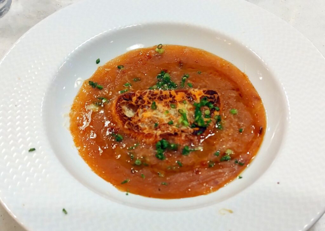 Sopa de cebola caramelizada e gratinada - o tom quase vermelho se deve à lenta caramelização das cebolas. | Foto: Anacreon de Téos