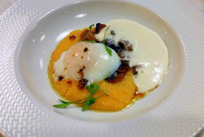 <em>Polenta cremosa trufada / ragu de cogumelos / ovo perfeito / fonduta de parmesão</em>. | Foto: Anacreon de Téos