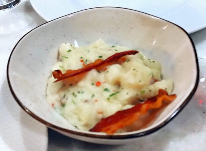 Mandioca com bacon, para acompanhar o stinco. | Foto: Anacreon de Téos
