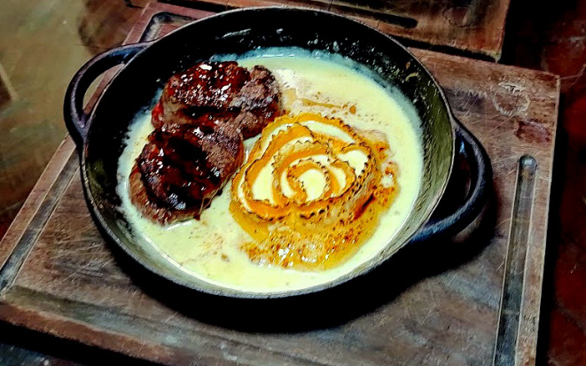 <em>Medalhão de mignon grelhado</em>, acompanhado de roseta de muçarela de búfala e fonduta de parmesão gratinada. | Foto: Anacreon de Téos