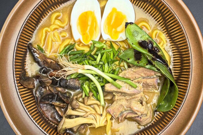 Ramen de camarão, com massa feita em casa e sem glúten. | Foto: Lino Veríssimo