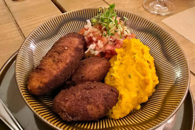 Acarajé e vatapá, prato vegano impressionante, por induzir até o sabor do camarão seco. | Foto: Cauby Ross