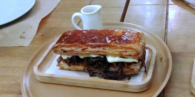 Folhado (sem glúten) recheado com costela bovina, dos pratos principais do Santo. | Foto: Anacreon de Téos