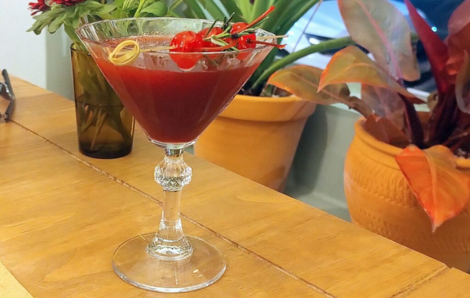 Sangue latino, um dos drinques de Lukinhas Siqueira: vodca, purê de frutas vermelhas com baunilha baiana e limão siciliano. | Foto: Anacreon de Téos