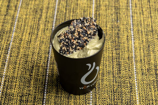 Mousse de Matcha com Praliné de Gergelim, disponível no menu do estabelecimento Wok You. Crédito: Agência Vulgata.