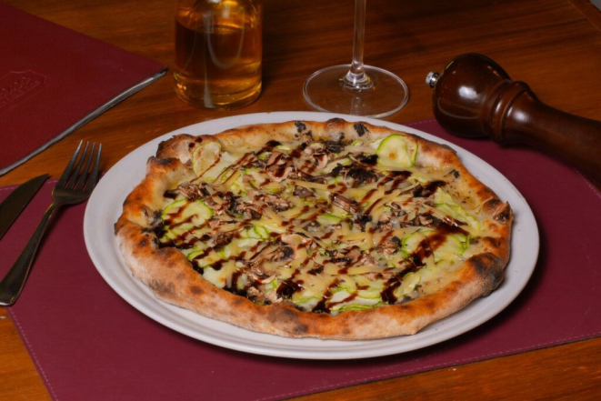 Pizza Tartufina, disponível no menu do estabelecimento Forno Milano. Crédito: Agência Vulgata.