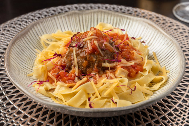 Fettuccine com Polpettone de carne ao molho pomodoro, disponível no menu do estabelecimento Ilhas de Jurerê. Crédito: Natasha Azambuja.