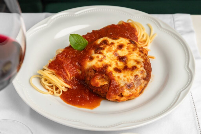 Polpettone alla Parmigiana, disponível no menu do estabelecimento Librizzi Macarronada Italiana Al Mare. Crédito: Natasha Azambuja.