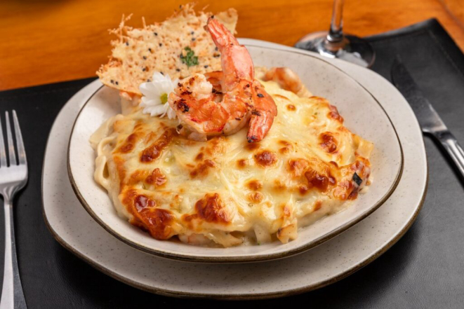 Fettucine Gratinado ao Molho 4 Queijos com Camarões, disponível no menu do estabelecimento Lucila Bistrô. Crédito: Natasha Azambuja.