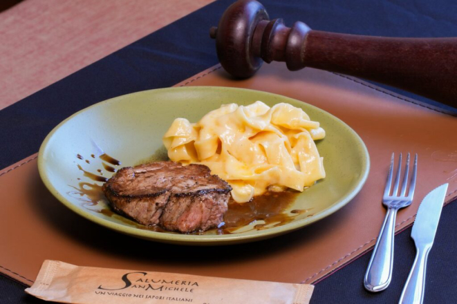 Fettuccine Alfredo com Medalhão de File Mignon, disponível no menu do estabelecimento Salumeria São Michele. Crédito: Agência Vulgata.