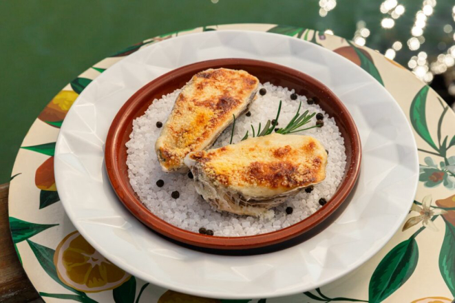 Ostras Gratinadas, disponível no menu do estabelecimento Librizzi Macarronada Italiana Al Mare. Crédito: Natasha Azambuja.