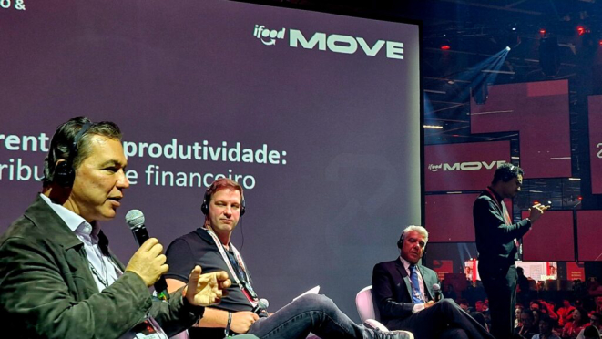 Paulo Solmucci, presidente da Abrasel; Ricardo Ubrig, VP comercial do iFood; e o professor e economista da Fundação Getúlio Vargas (FGV), Marcio Holland, em painel sobre impactos econômicos e desafios do setor de bares e restaurantes. Crédito: Divulgação.