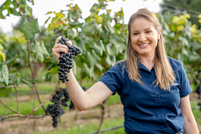 Graziela Boscato, enóloga, dedica-se à produção de vinhos e espumantes na Serra Gaúcha | Foto: arquivo pessoal