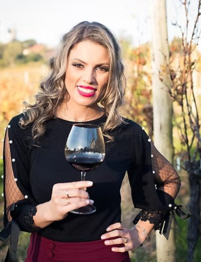 Caroline Dani é Gestora Executiva da ABS-RS, entidade formadora de sommeliers e profissionais do vinho | Foto: divulgação/ABS-RS