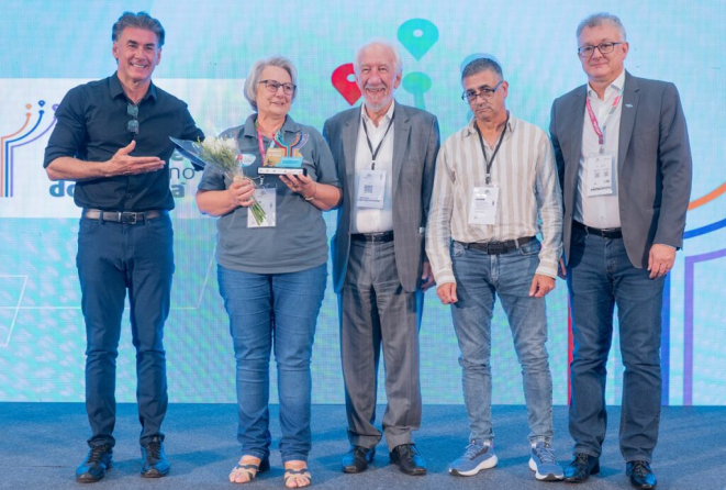 Secretário de Turismo do Paraná, Leonaldo Paranhos; Justina, da Vinícola Família Fardo; Darci Piana, vice-governador do Paraná; Alvaro Pavanelli; e Vitor Tioqueta, diretor-superintendente do Sebrae/PR, durante a premiação. Foto: Inove