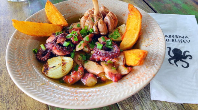 Polvo à feira, o tempero espanhol num prato clássico. | Foto: Anacreon de Téos