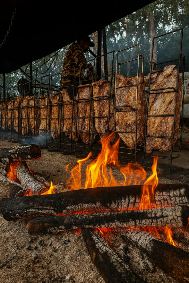 A costela fogo de chão no Villa Rosa Brasil começa a ser preparada as 4h30 da manhã. Foto: divulgação