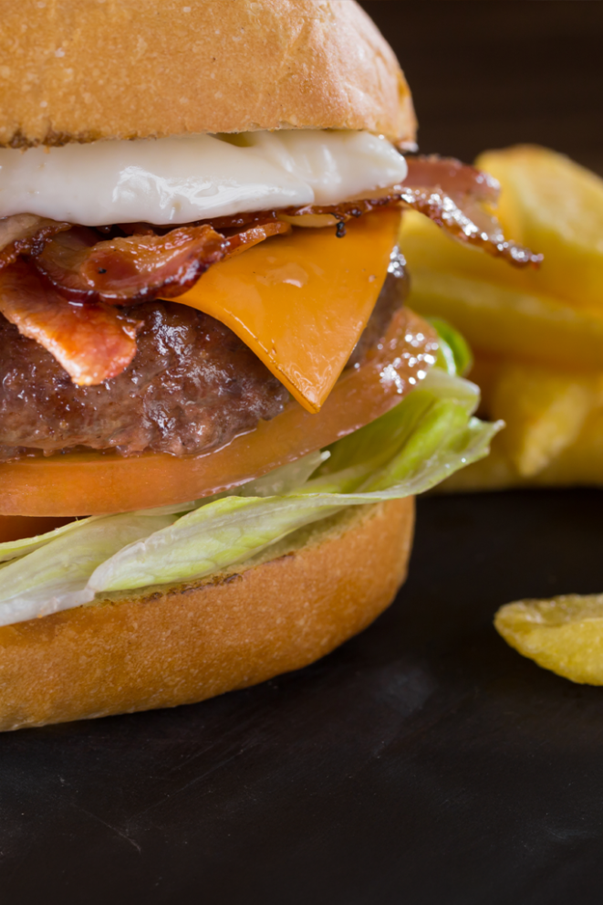 Na Drive In Burger, os hambúrgueres são artesanais, e os ingredientes são naturais e frescos.