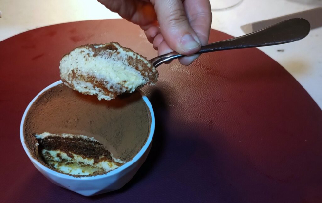 Tiramisù clássico, sobremesa de categoria. Foto: Anacreon de Téos