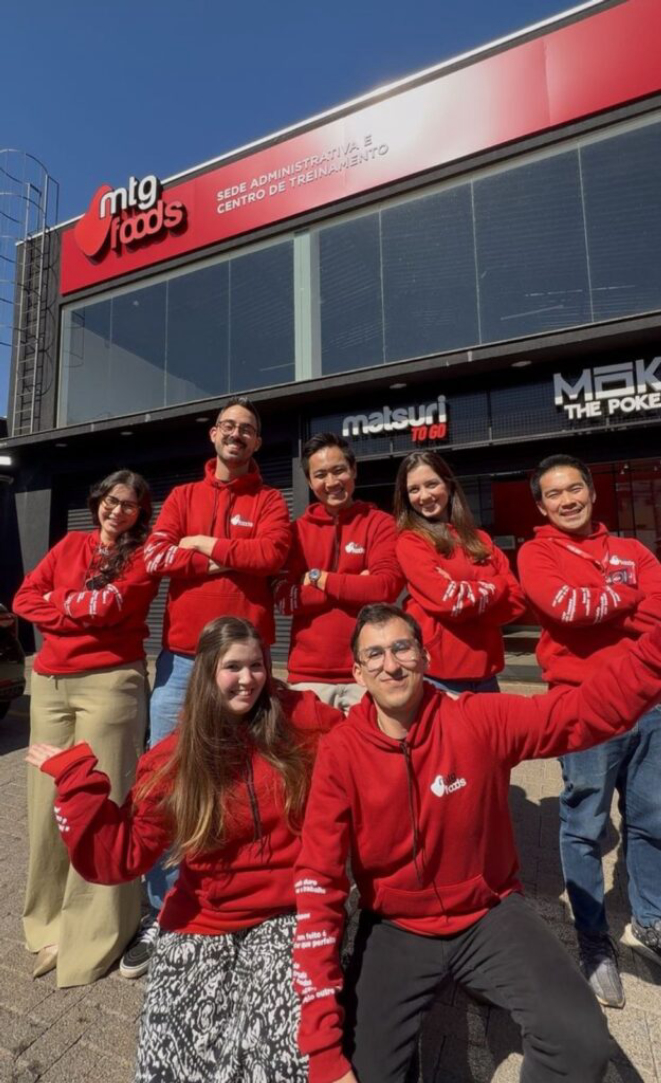Equipe do MTG Foods na contratação de Marcela Degusta (a frente da foto). Crédito: Divulgação