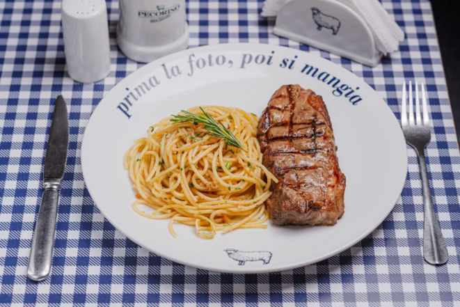 Bife de Chorizo Con Spaghetti Aglio e Olio, do Pecorino. Foto: Priscilla Fiedler/Festival Bom Gourmet.