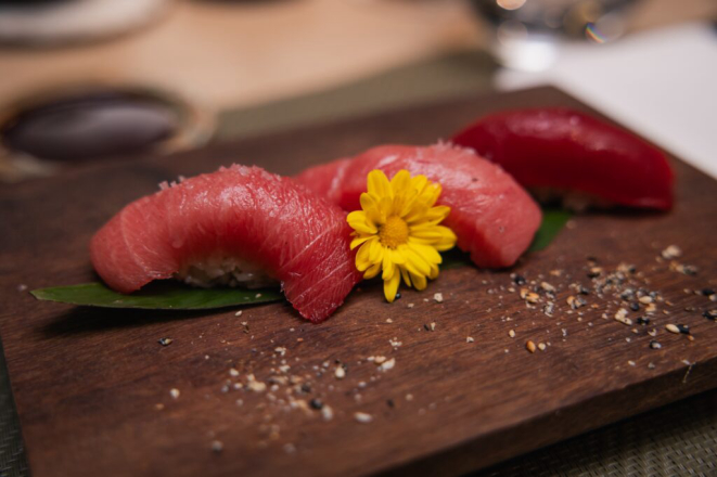 Diferentes cortes de <em>Atum bluefin</em> espanhol: otoro, chu-toro e akami. | Foto: Divulgação