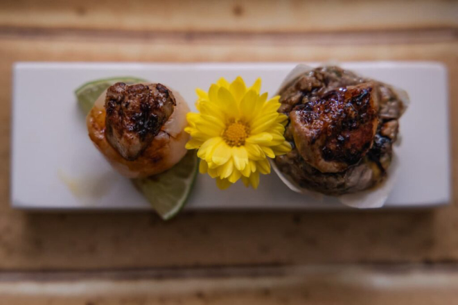 <em>Lichia com foie gras</em> e <em>Steak tartar de wagyu, foie gras e molho teriaki</em>. | Foto: Divulgação