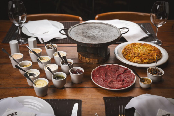 Fondue de Carne na Pedra, do Le Réchaud. Foto: Divulgação