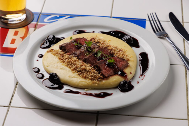 Medalhão de Alcatra com Aligot, da Choperia Arena Brahma, que tem espaço kids. Foto: Fernando Zequinão