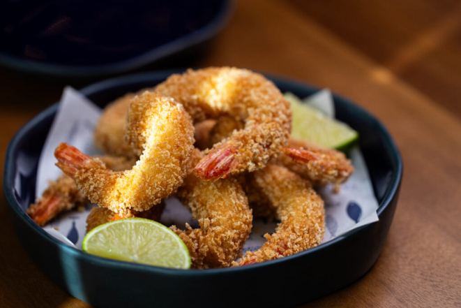Camarões crocantes (empanados na farinha panko). | Foto: Larissa Sene
