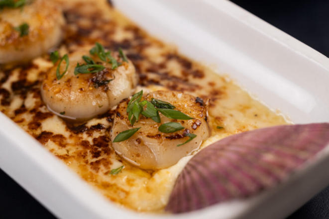 Vieiras canadenses gratinadas ao molho beurre blanc. | Foto: Larissa Sene