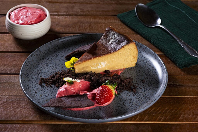 <em>Cheesecake basca de doce de leite com banana, mousse de jabuticaba, crumble de cacau e tuíle de batata-d</em>oce roxa, uma das sobremesas do evento a quatro mãos. | Foto: Rodrigo Pierrot