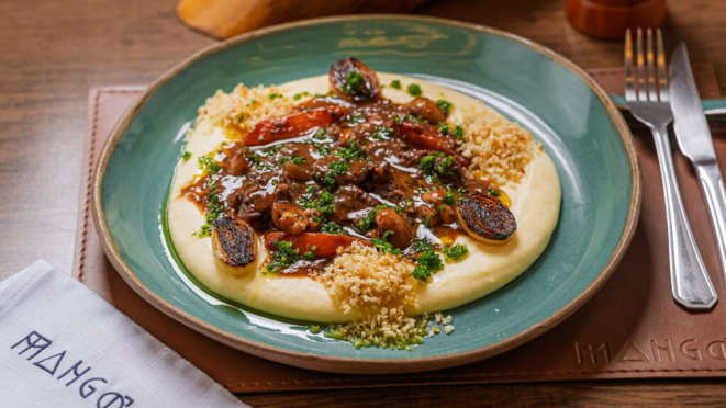 Boeuf Bourguignon, clássico francês é uma das opções do almoço ou jantar do Mangôo Restaurante. Crédito: Priscilla Fiedler/Festival Bom Gourmet Curitiba.