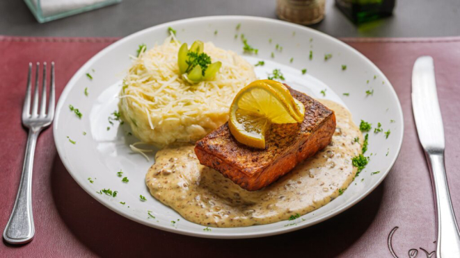 O Salmone Nocciole (salmão grelhado ao molho cremoso de avelã, servido com risoto de uvas) é uma das opções de prato principal do menu Cenacolo, disponível para jantar. Crédito: Priscilla Fiedler/Festival Bom Gourmet Curitiba.