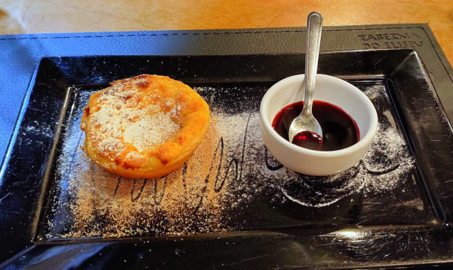 Pastel de nata, sobremesa clássica portuguesa, com calda de redução de vinho do Porto. | Foto: Anacreon de Téos