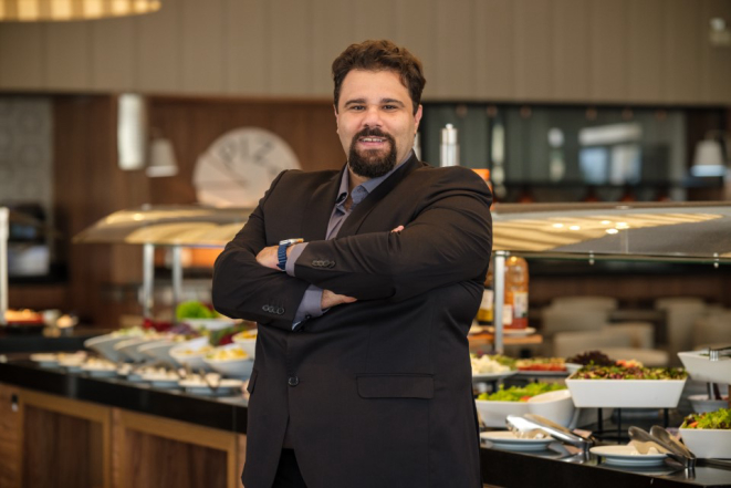 "Aqui não trabalhamos com alta ou baixa temporada. Estamos sempre com o hotel bem movimentado", Jesse Pereira, Gerente de A&B do complexo Jurema Águas Quentes.