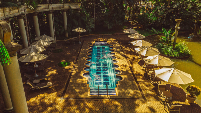 Resort Lagos: piscinas quentes, lama sulforosa, memória afetiva e arquitetura de estilo clássico.