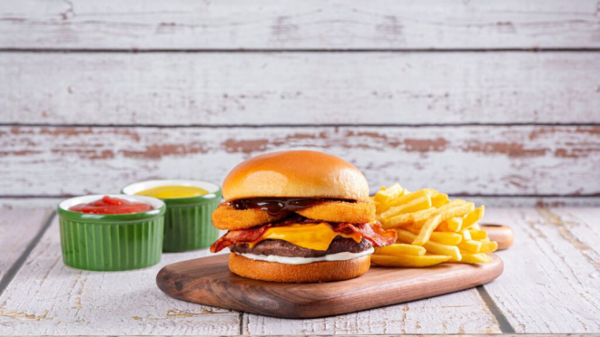 Hambúrguer, bacon, cheddar e onion rings, uma das combinações perfeitas do Sheik Point, hamburgueria do Santa Quitéria, em Curitiba. Crédito: Rodrigo Pierrot.