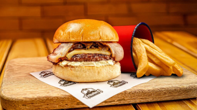 O Comodoro Burguer chega ao CWBurguer Fest com 15 unidades em Curitiba e Região Metropolitana. Crédito: Divulgação.