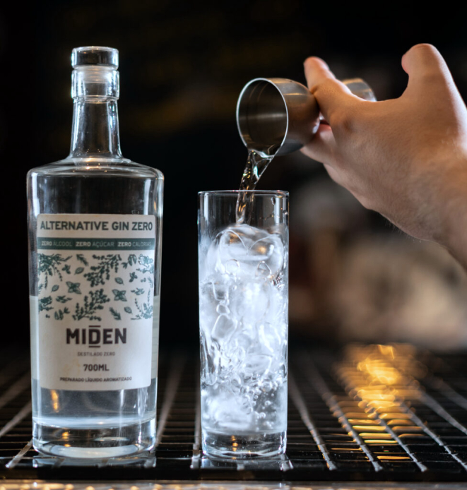 <em>Not that g&t</em> (Gin Miden zero álcool, água tônica (normal ou zero) e botânico - uma das novas criações do Officina na Carta sem álcool. | Foto: Munir Bucair Filho