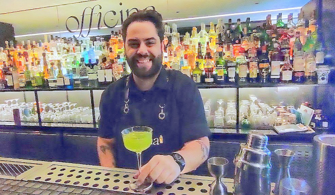 Richard Orciuch, campeão de 2025, é o responsável pela criação de todos os itens do novo menu de drinques do Officina. | Foto: Anacreon de Téos