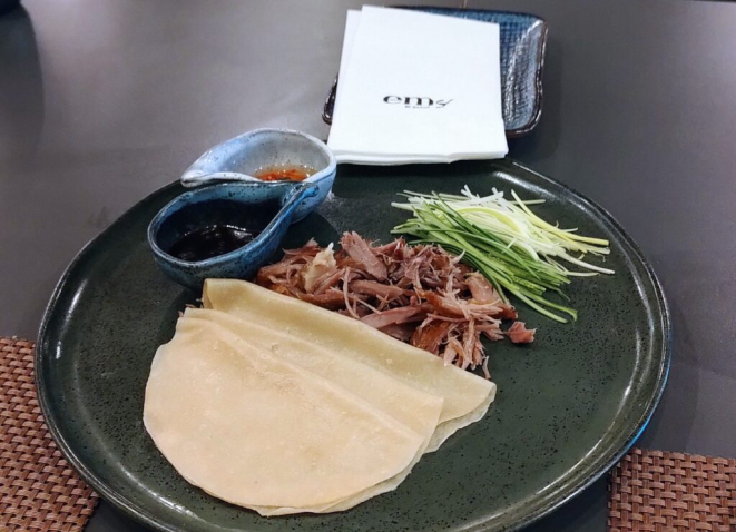 <em>Peking duck</em> (coxa e sobrecoxa de pato crocantes, ao molho sichuan, servidas com pequenas panquecas, com tirinhas de pepino e de nabo, para o próprio cliente rechear). Para fechar o almoço. | Foto: Anacreon de Téos