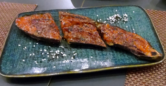 <em>Nasu sichuan</em> (berinjela em três processos de cocção, ao molho misso), deliciosa, <em>Guioza</em>. | Foto: Anacreon de Téos