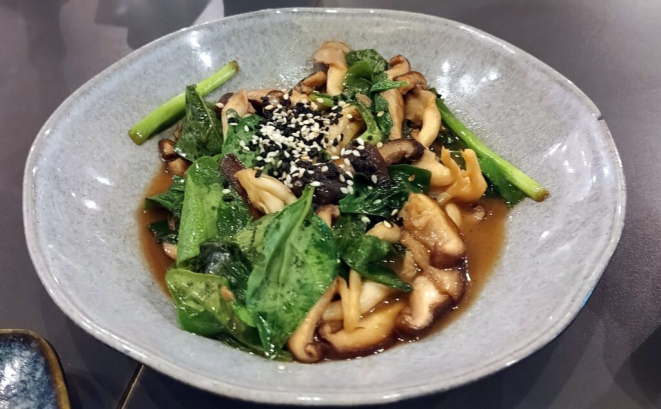 <em>Kinoko</em> (cogumelos salteados com espinafre e talos de cebolinha), | Foto: Anacreon de Téos