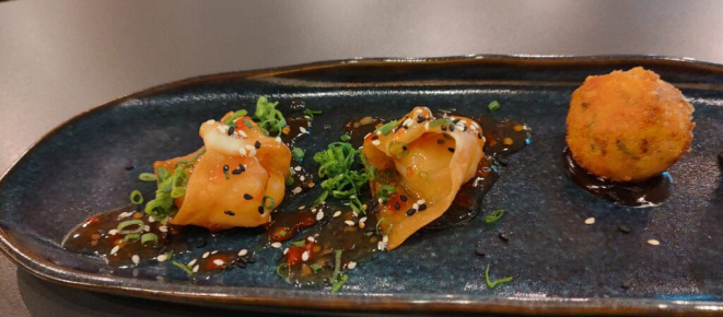 Koroke e Crispy wonton, compondo o menu de quentes. | Foto: Anacreon de Téos