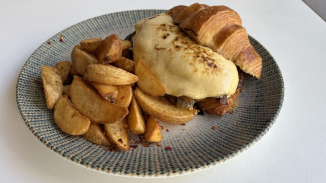Sanduíche de Mignon no Croissant, da Galpão Padaria Natural. Foto: Divulgação