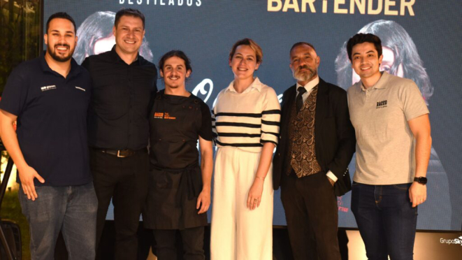 Guilherme Dias, produtor do Bom Gourmet; Zeca Dominico, mentor do The Next Bartender; Guilherme Lima, vencedor da edição; Caroline Olinda, head do Bom Gourmet e uma das idealizadoras da competição; Igor Bispo, apresentador do The Next Bartender; e Hyan Assano, CEO do Grupo Bacco Destilados, marca que apresentou a competição. Crédito: Nay Klym.
